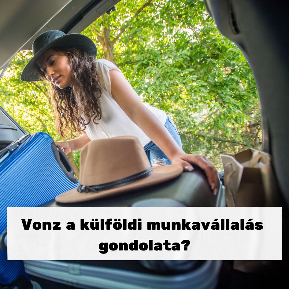 A képen egy fiatal nő látható, aki két nagy bőröndöt pakol egy autó hátsó ülésére. Az egyik bőröndön egy kalap van. A nő maga is kalapot visel.